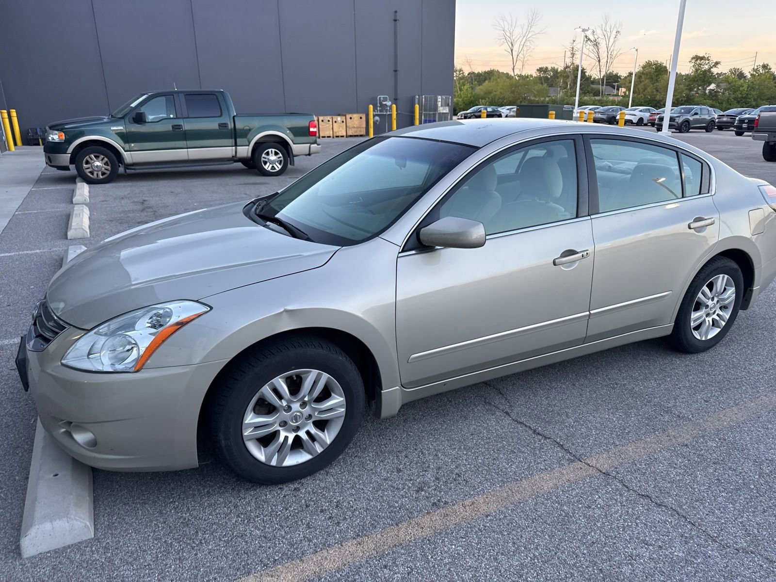 Used 2010 Nissan Altima 2.5 S w/ Convenience Pkg FWD image 1