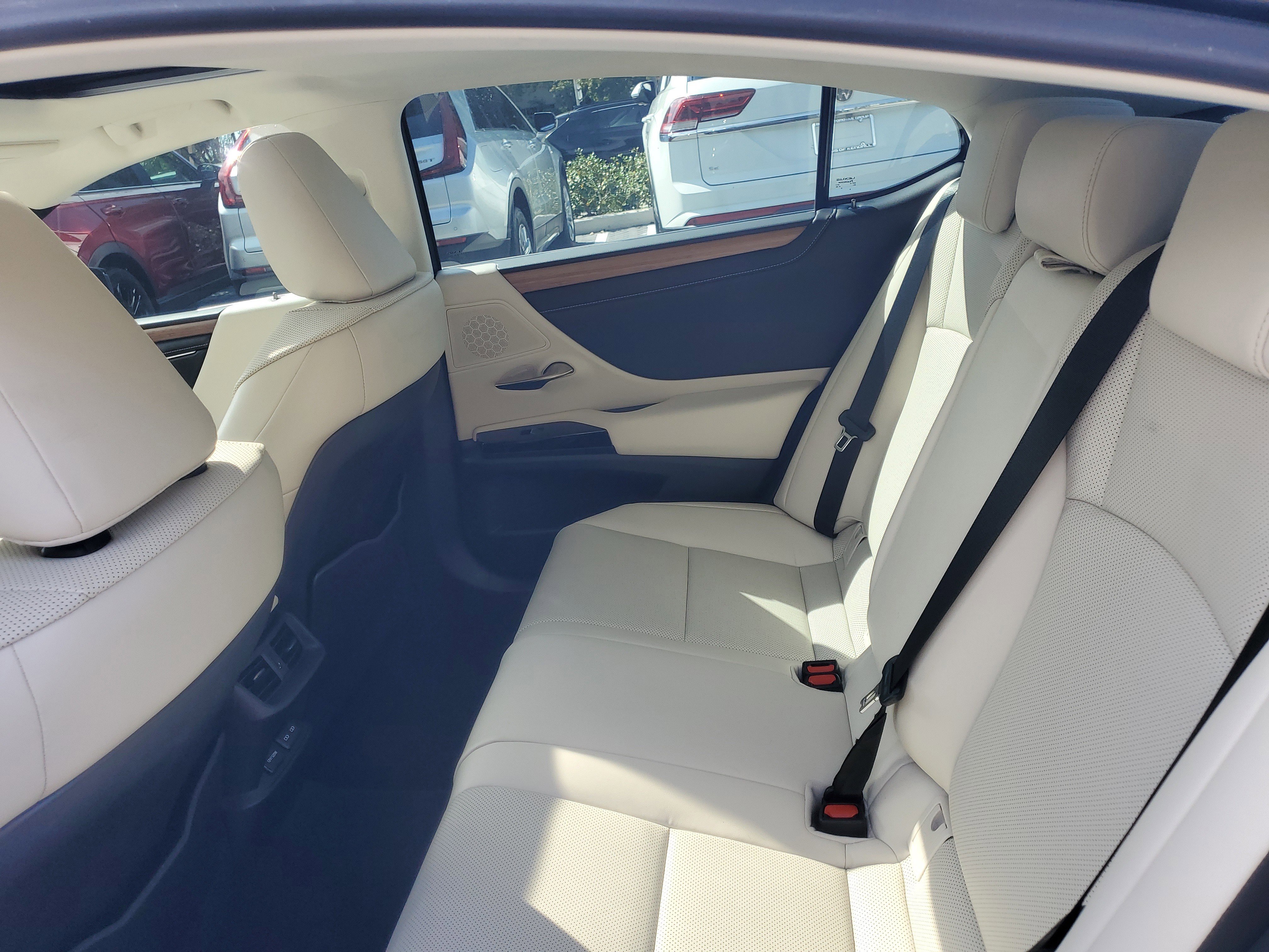 Used 2023 Lexus ES 300h w/ Premium Package image 13