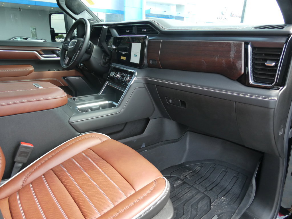 Certified 2025 GMC Sierra 3500 Denali Ultimate w/ LPO, GMC Protection Package AWD/4WD image 16