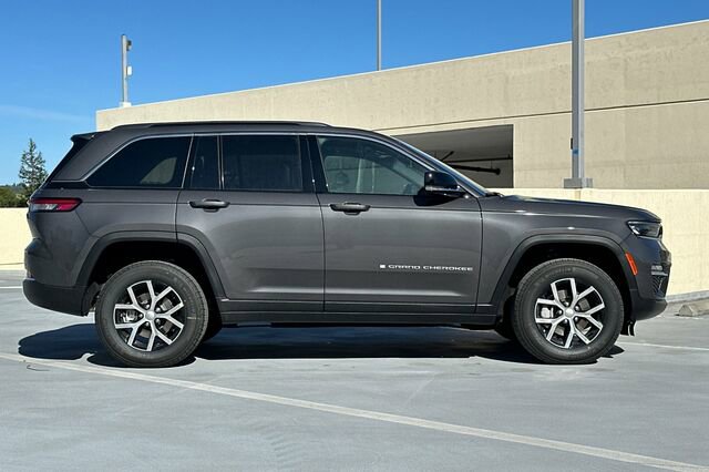 New 2025 Jeep Grand Cherokee Limited image 3