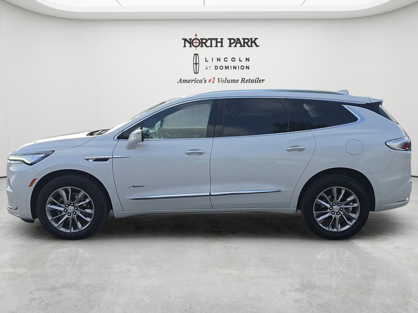 Used 2022 Buick Enclave Avenir w/ Avenir Technology Package FWD image 2