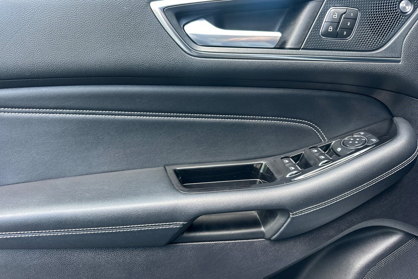 Used 2019 Ford Edge Titanium image 12