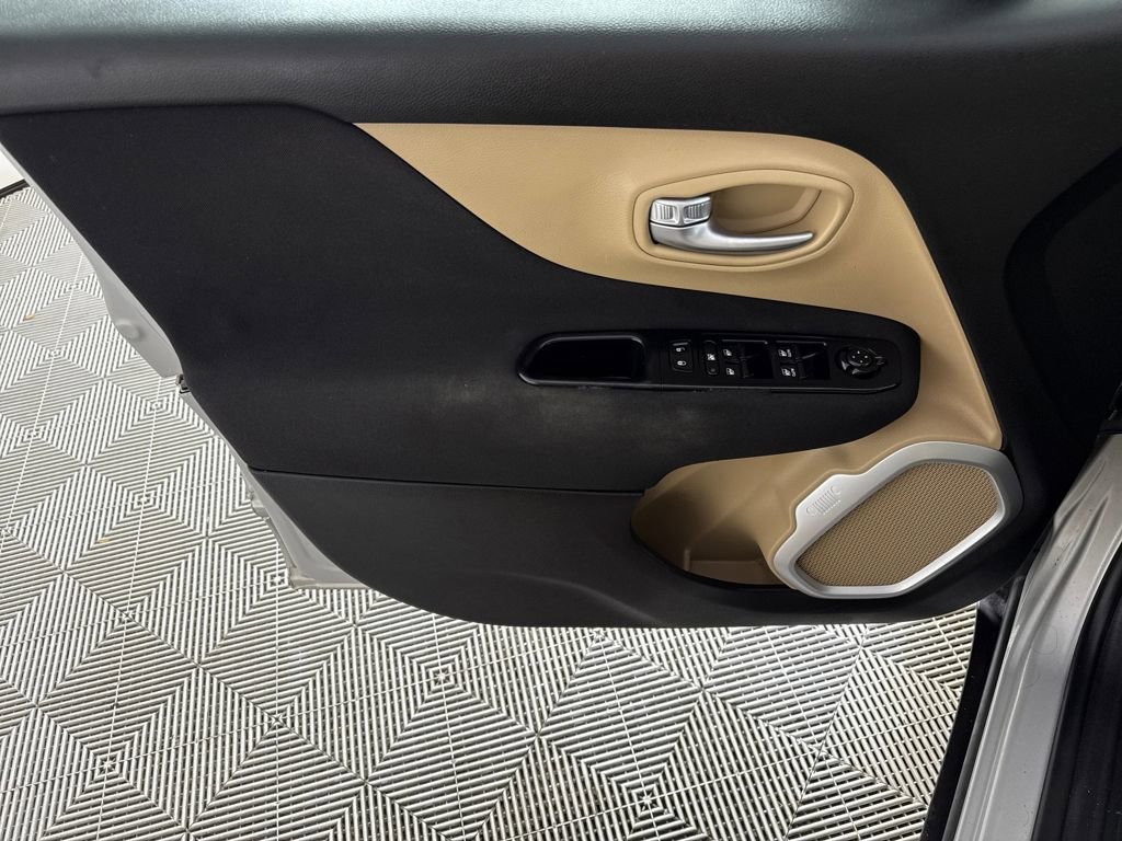 Used 2017 Jeep Renegade Latitude image 10