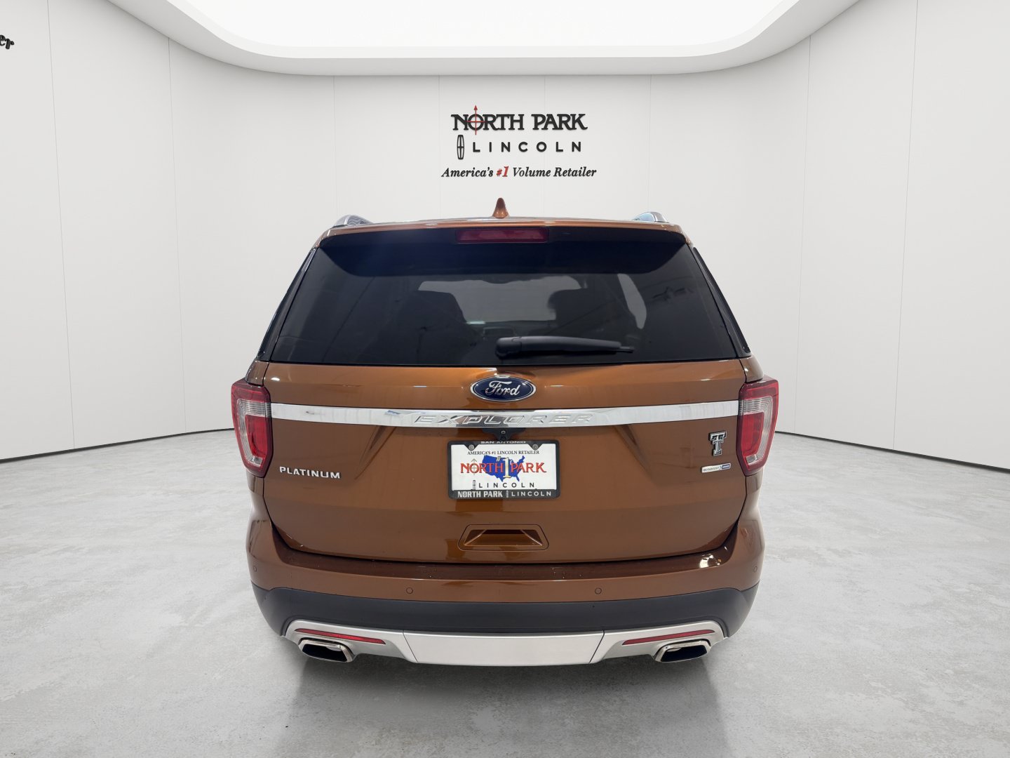 Used 2017 Ford Explorer Platinum AWD/4WD image 4