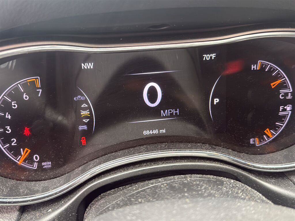 Used 2021 Jeep Grand Cherokee Laredo AWD/4WD image 43