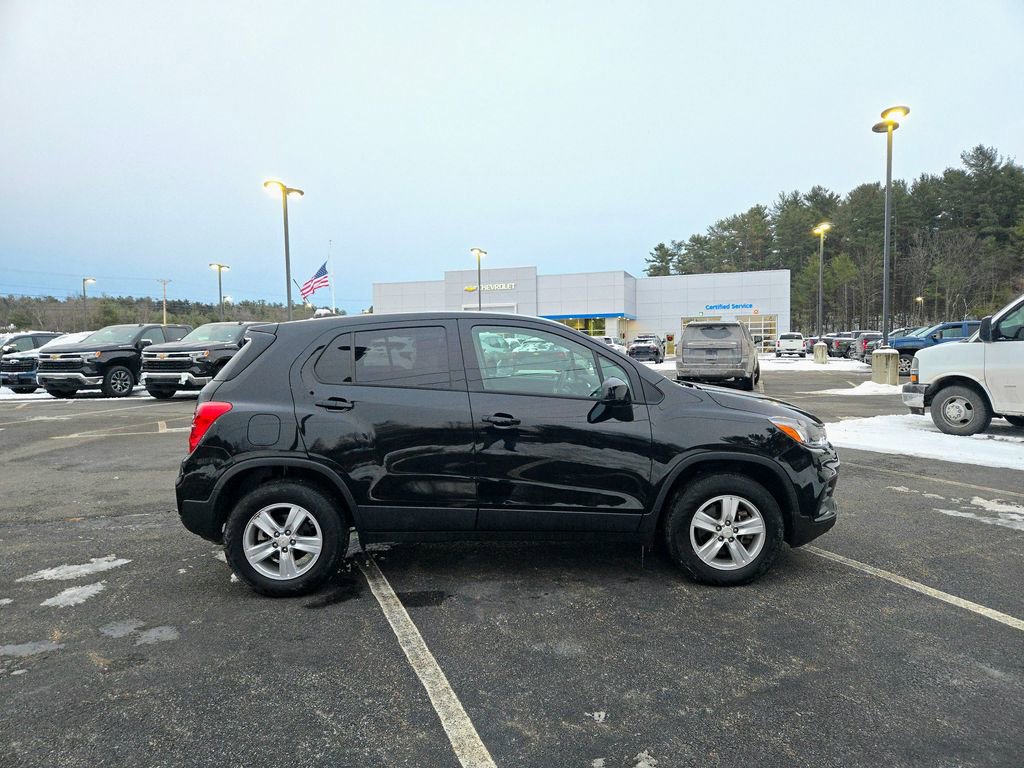 Used 2022 Chevrolet Trax LS w/ Tint and Cruise Package AWD/4WD image 4