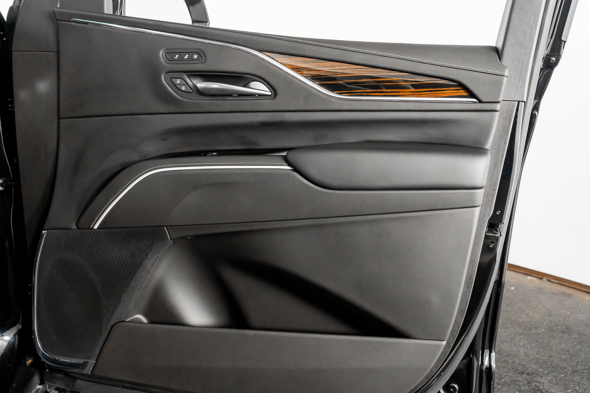 Used 2024 Cadillac Escalade ESV Premium Luxury image 50