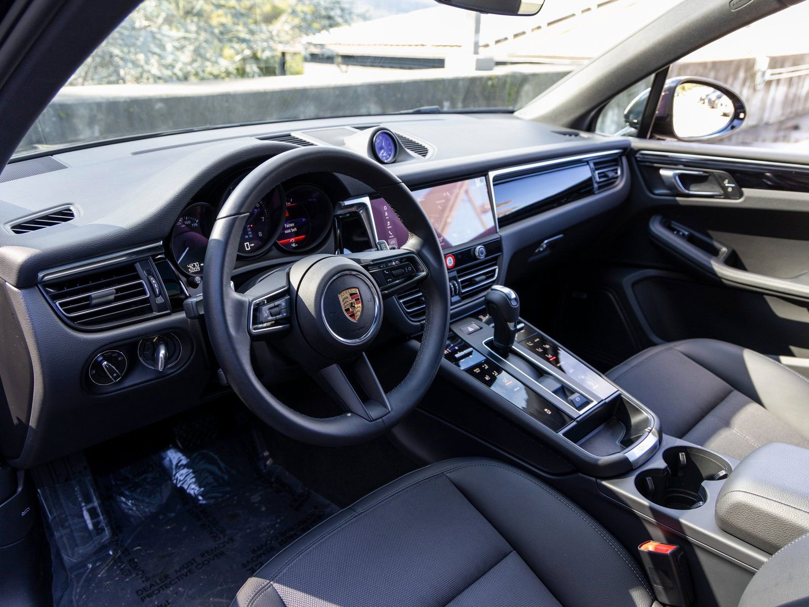 Certified 2025 Porsche Macan image 4
