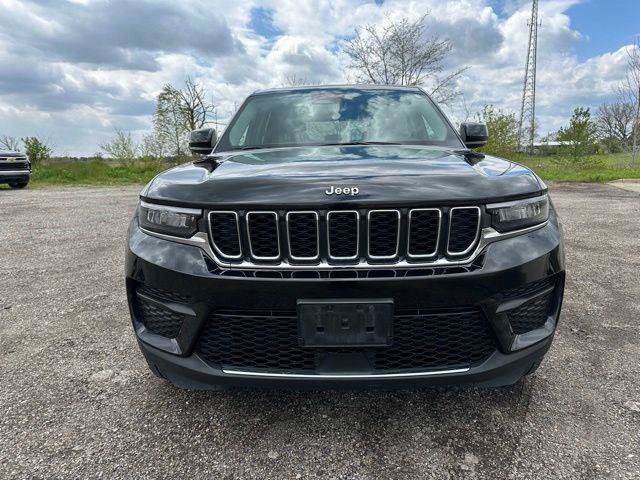 Used 2023 Jeep Grand Cherokee Laredo AWD/4WD image 3