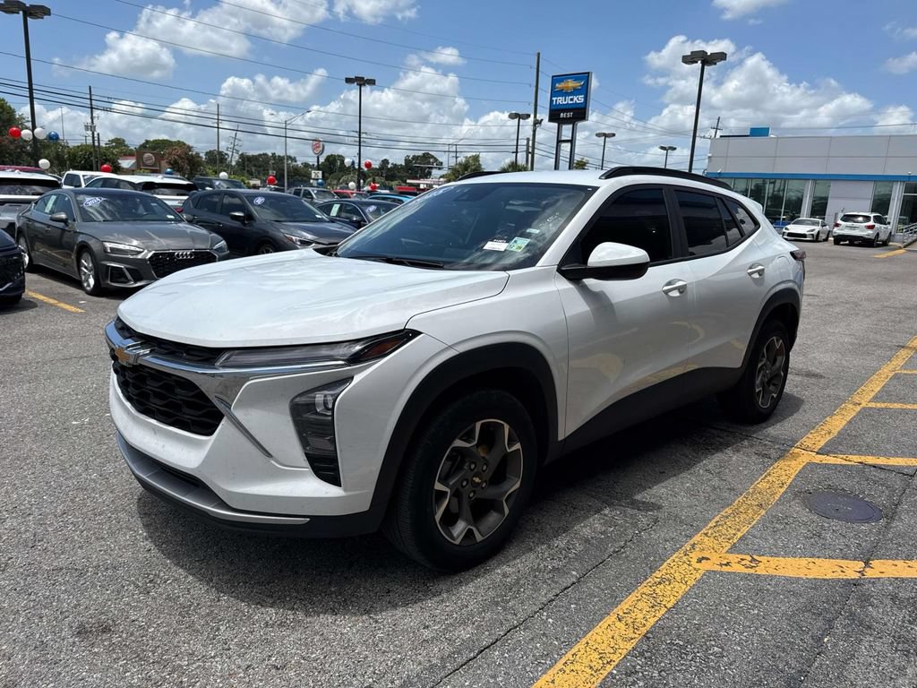 Used 2025 Chevrolet Trax LT FWD image 3
