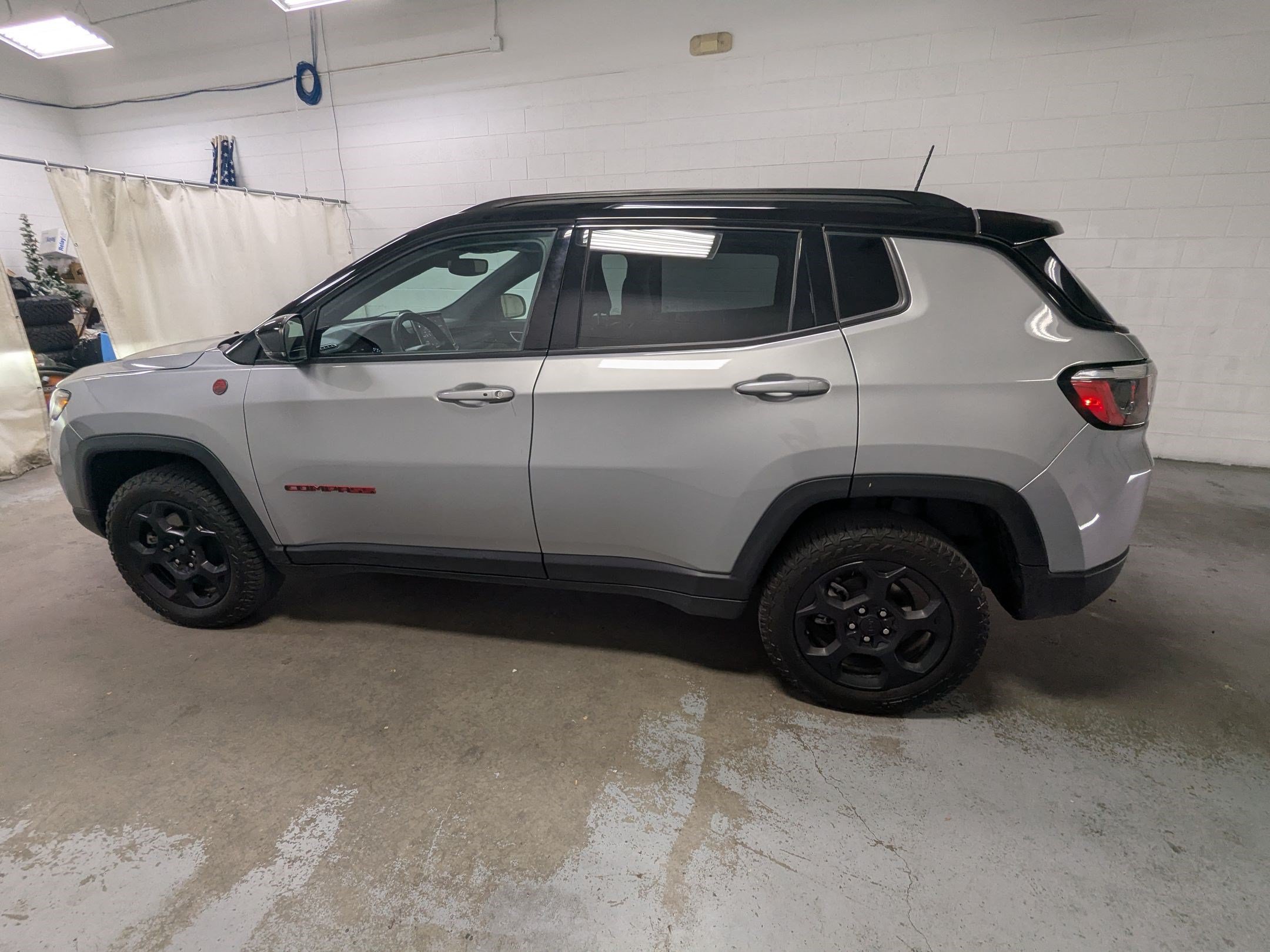 Used 2023 Jeep Compass Trailhawk w/ Trailhawk Convenience Group AWD/4WD image 10