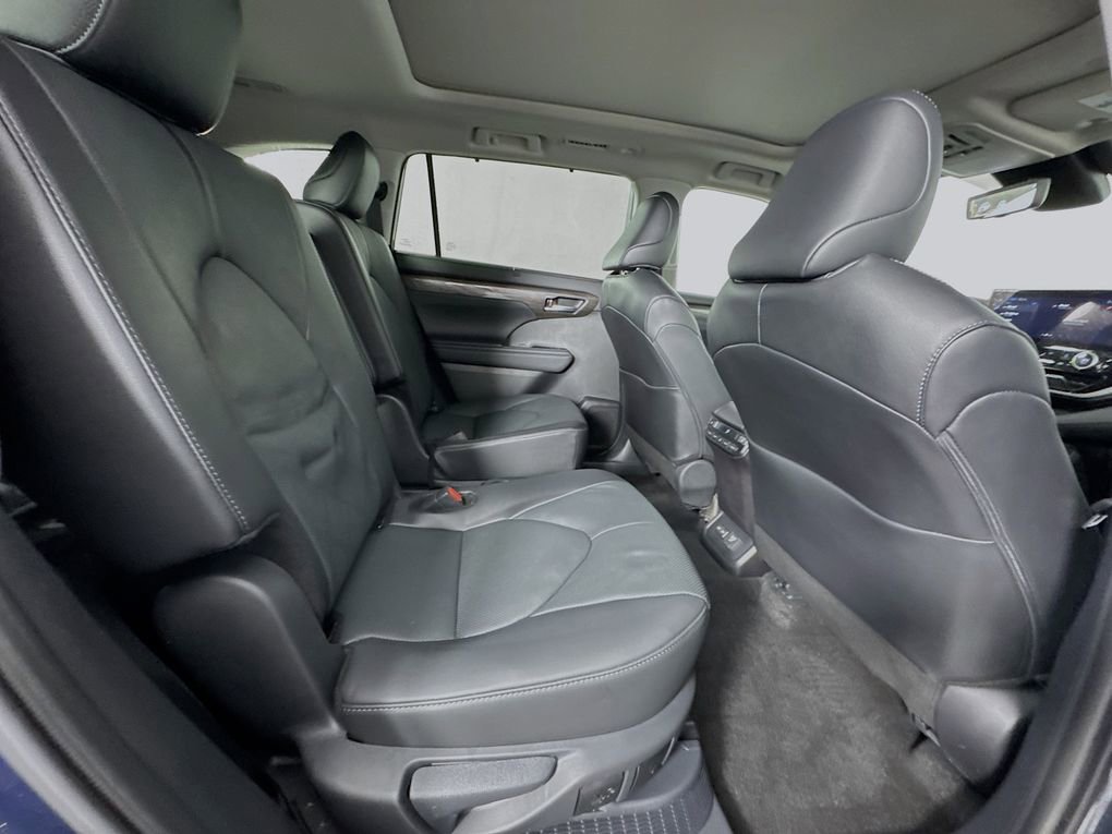 Used 2025 Toyota Highlander Platinum image 30