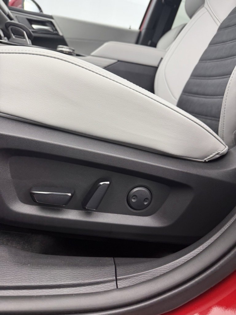 New 2025 Mitsubishi Outlander SE image 14