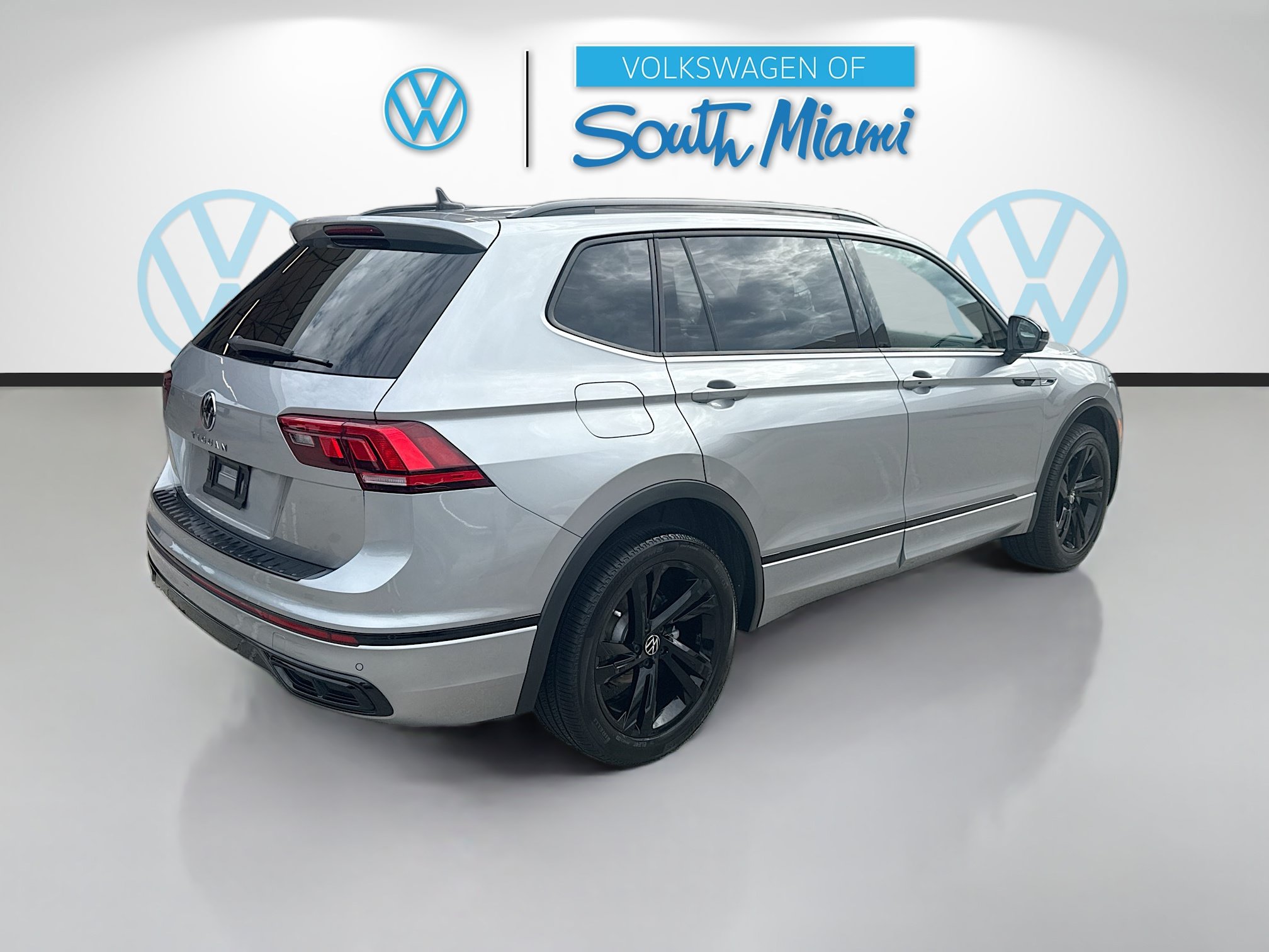 Used 2023 Volkswagen Tiguan SE R-Line FWD image 7