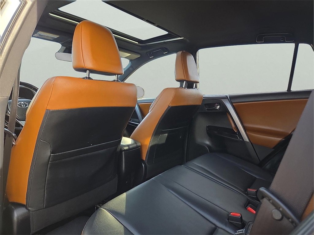 Used 2018 Toyota RAV4 SE image 12