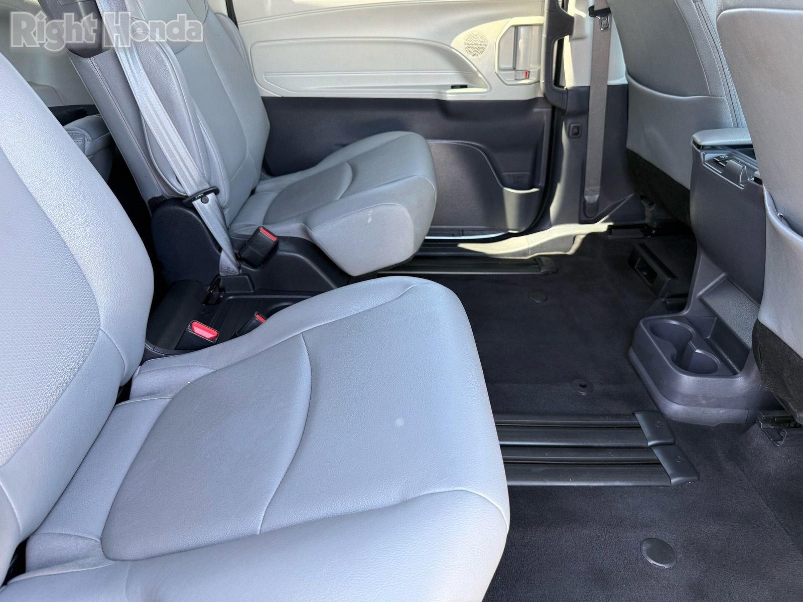 Used 2024 Toyota Sienna XLE FWD image 29