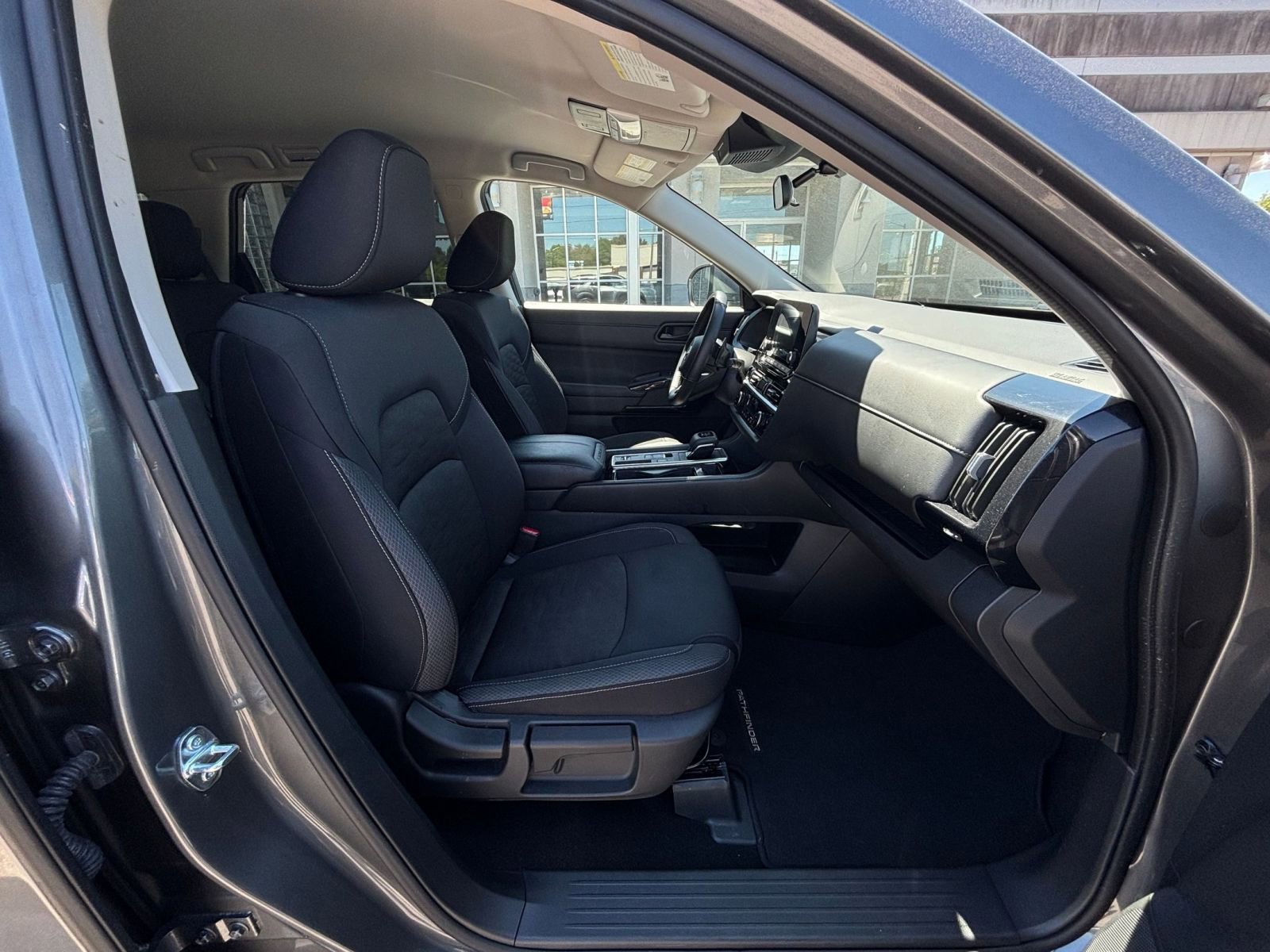 Used 2025 Nissan Pathfinder SV image 39