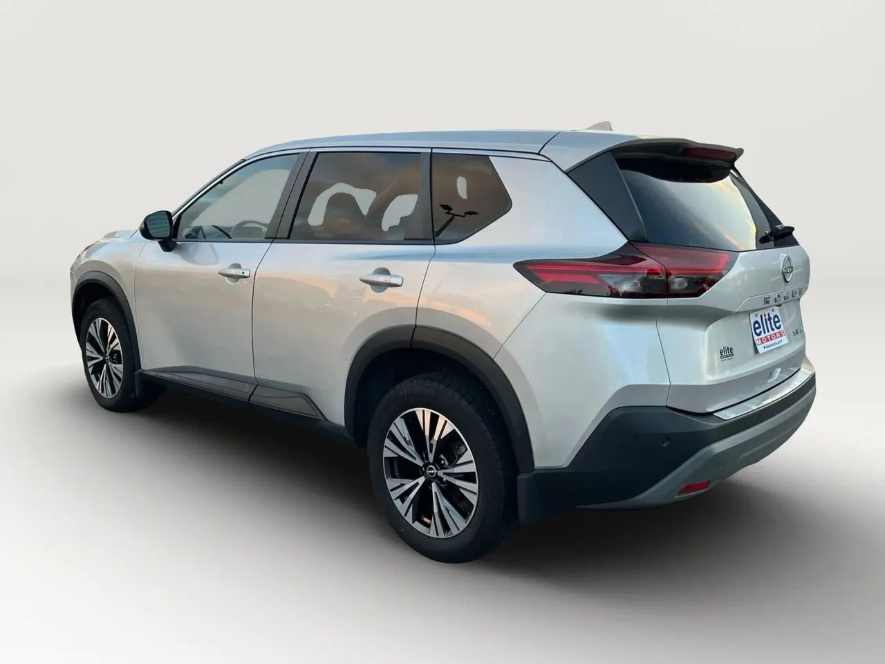 Used 2023 Nissan Rogue SV image 5