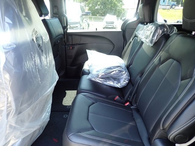 New 2027 Chrysler Pacifica Select FWD image 13