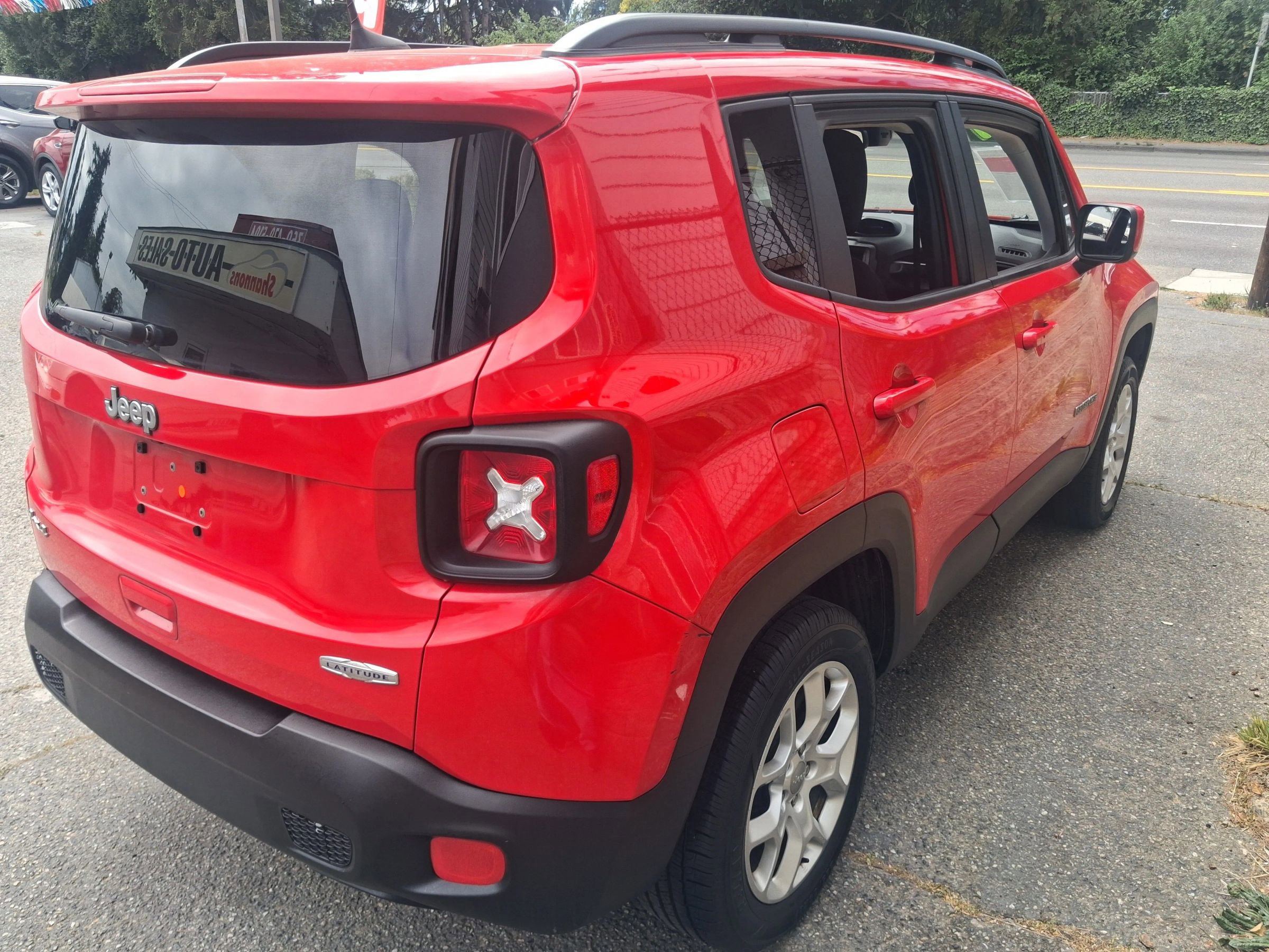 Used 2018 Jeep Renegade Latitude w/ Popular Equipment Group AWD/4WD image 5