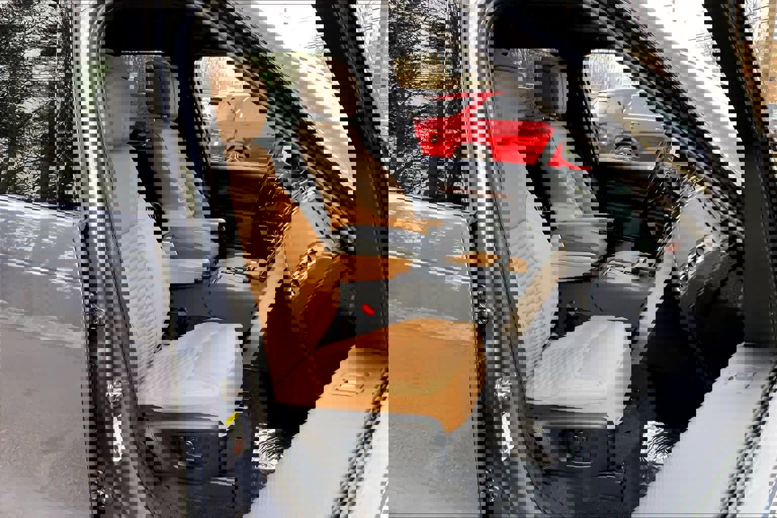 Used 2025 Land Rover Discovery Dynamic SE image 8