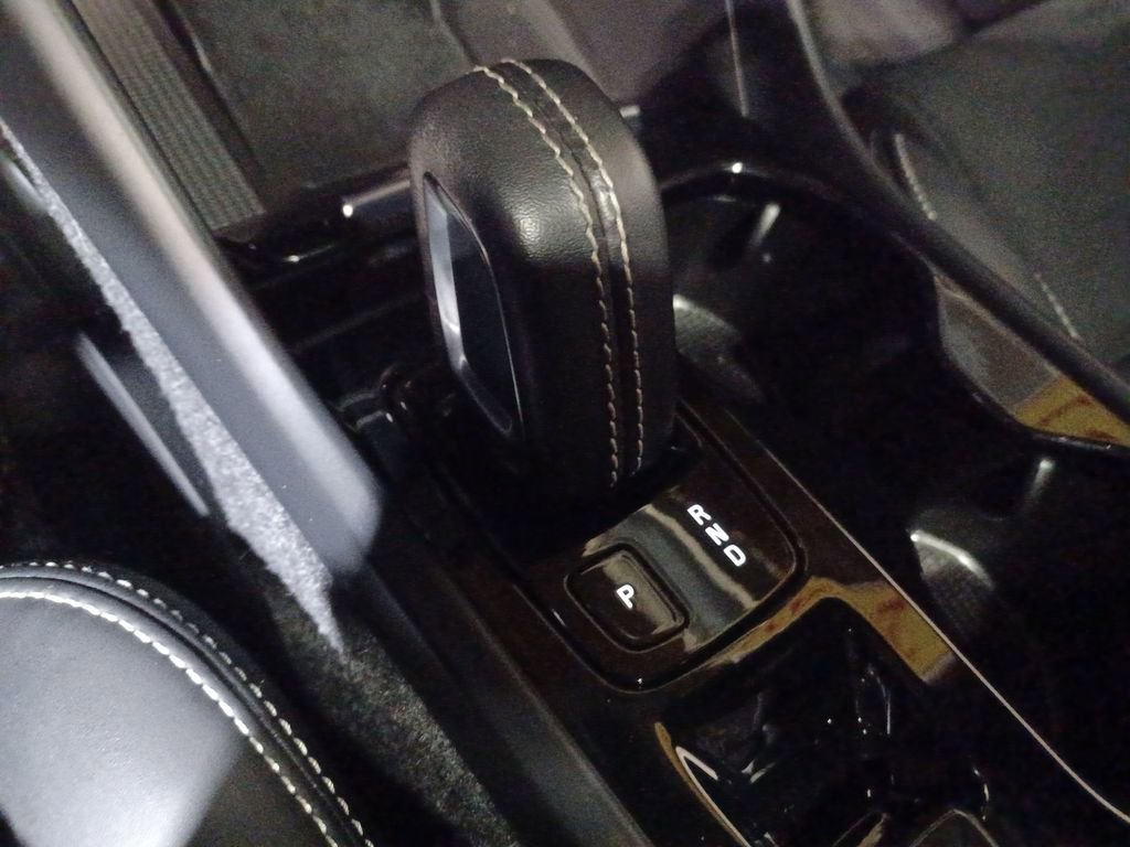 Used 2022 Volvo XC40 T5 R-Design image 22