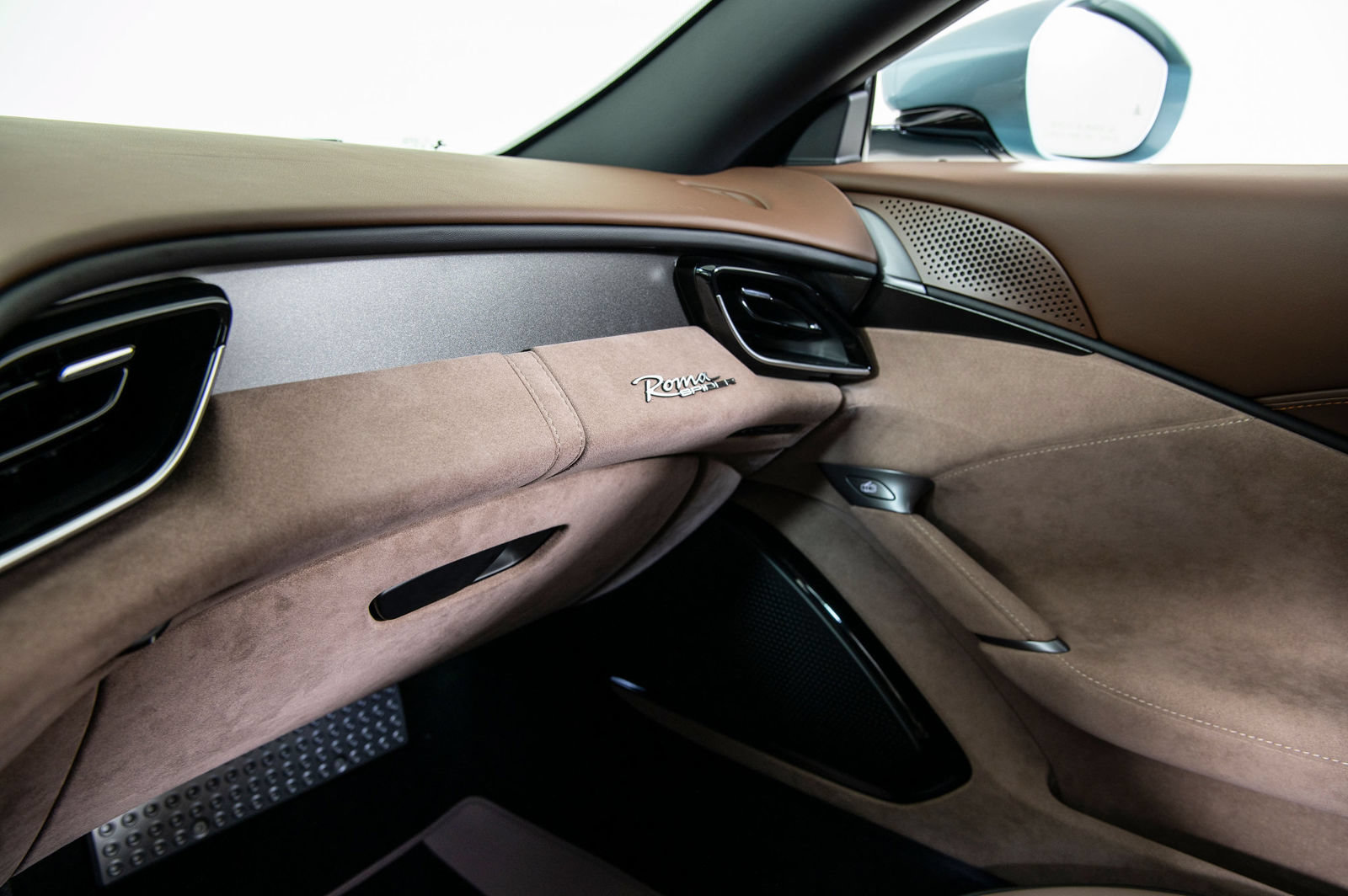 Certified 2025 Ferrari Roma Spider RWD image 16