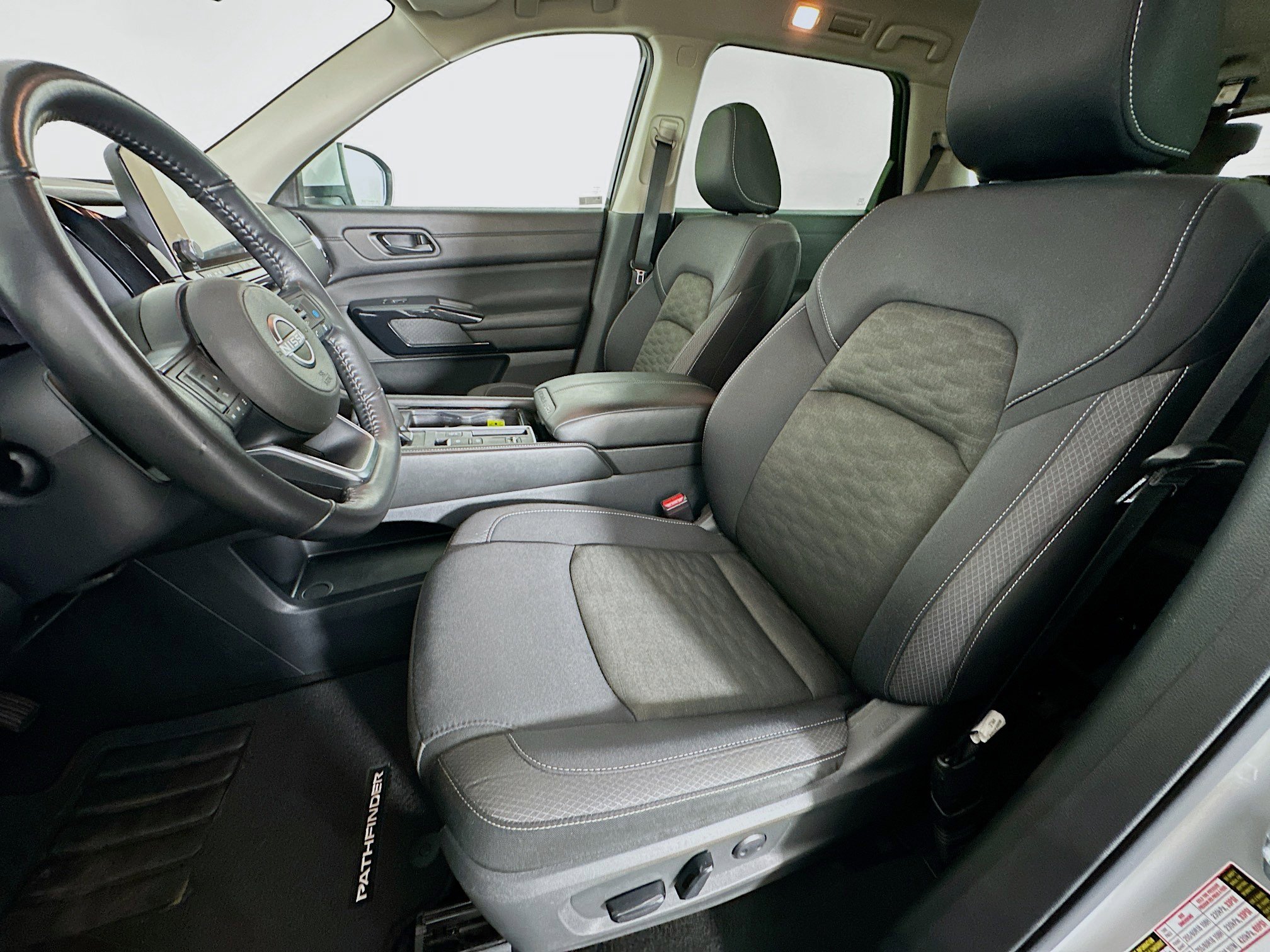Used 2024 Nissan Pathfinder SV image 13