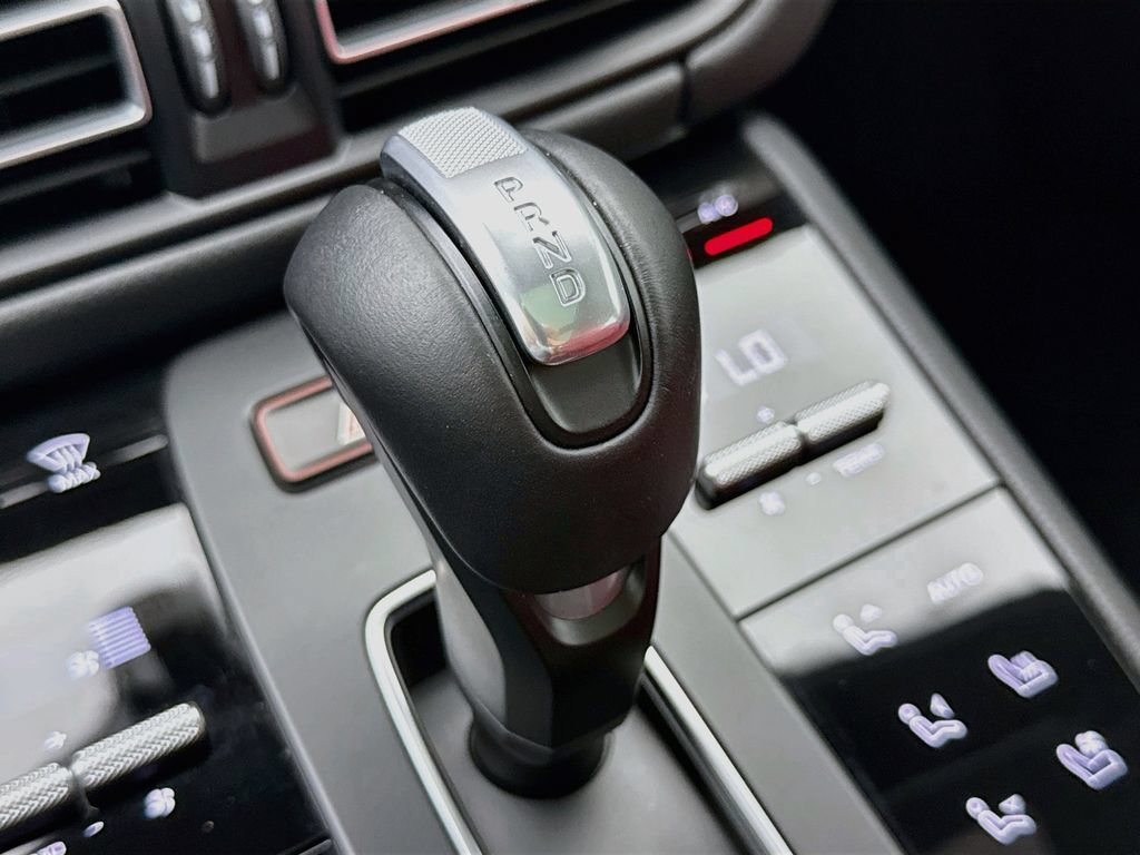 Certified 2025 Porsche Macan AWD/4WD image 21