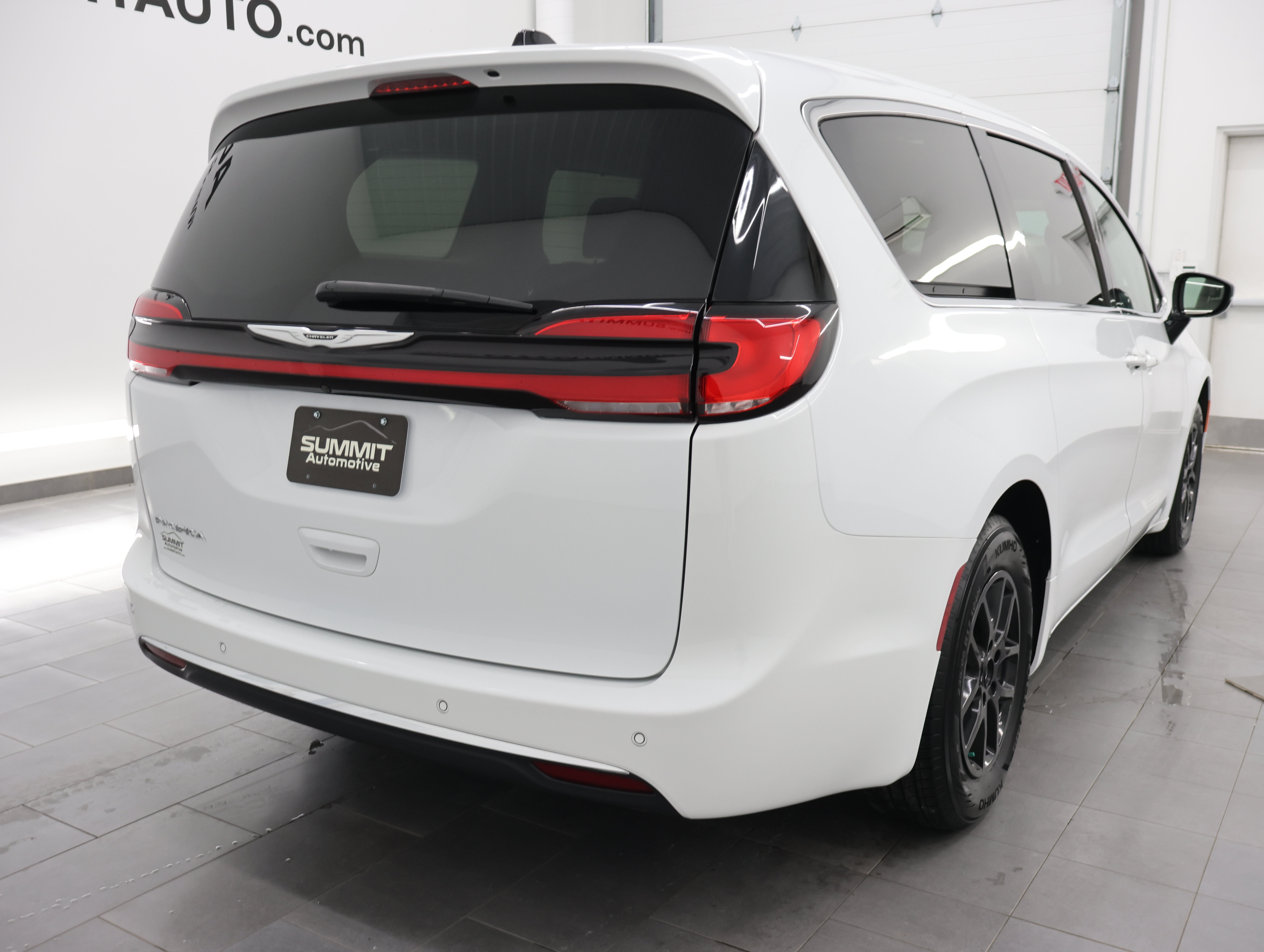 Used 2024 Chrysler Pacifica Touring-L FWD image 5