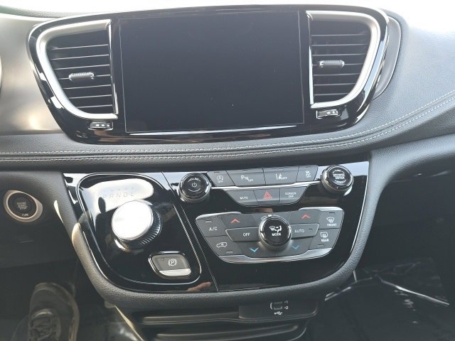 New 2026 Chrysler Pacifica Select image 14