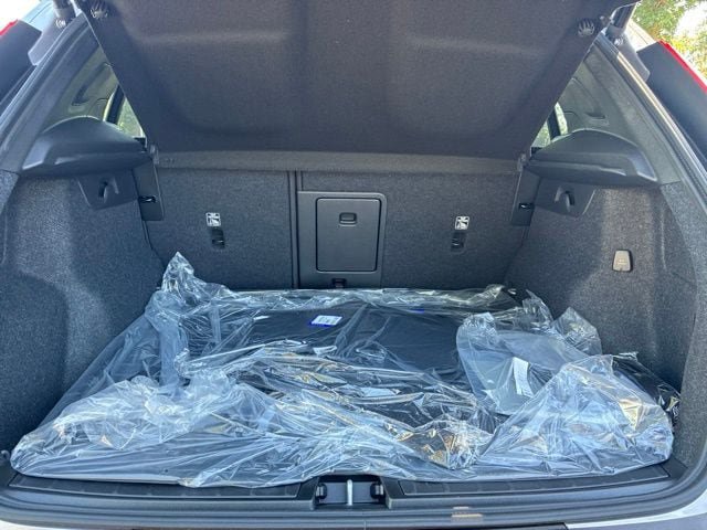 New 2026 Volvo XC40 B5 Plus w/ Protection Package Premier AWD/4WD image 18