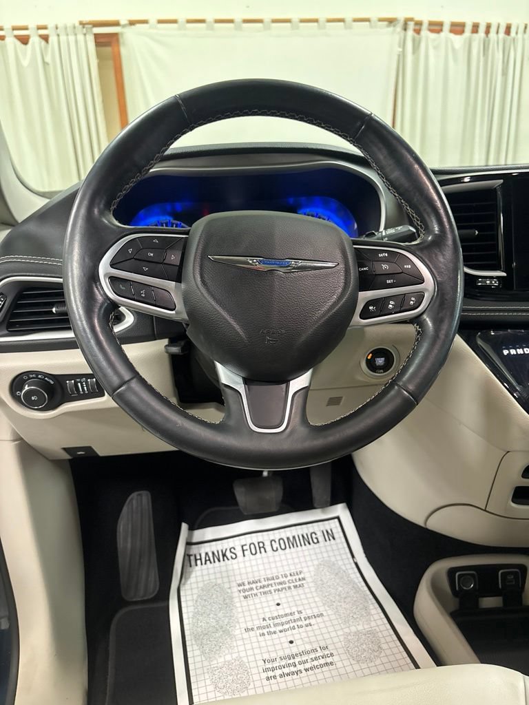 Used 2021 Chrysler Pacifica Touring-L FWD image 11