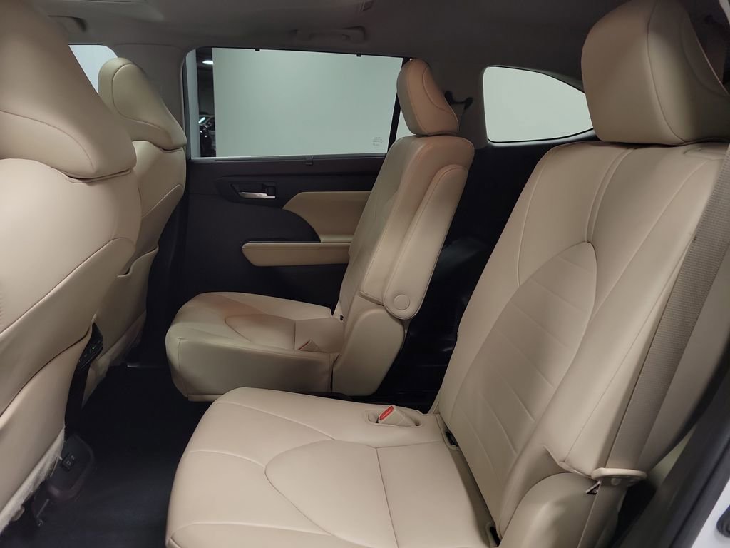 Used 2021 Toyota Highlander XLE image 20