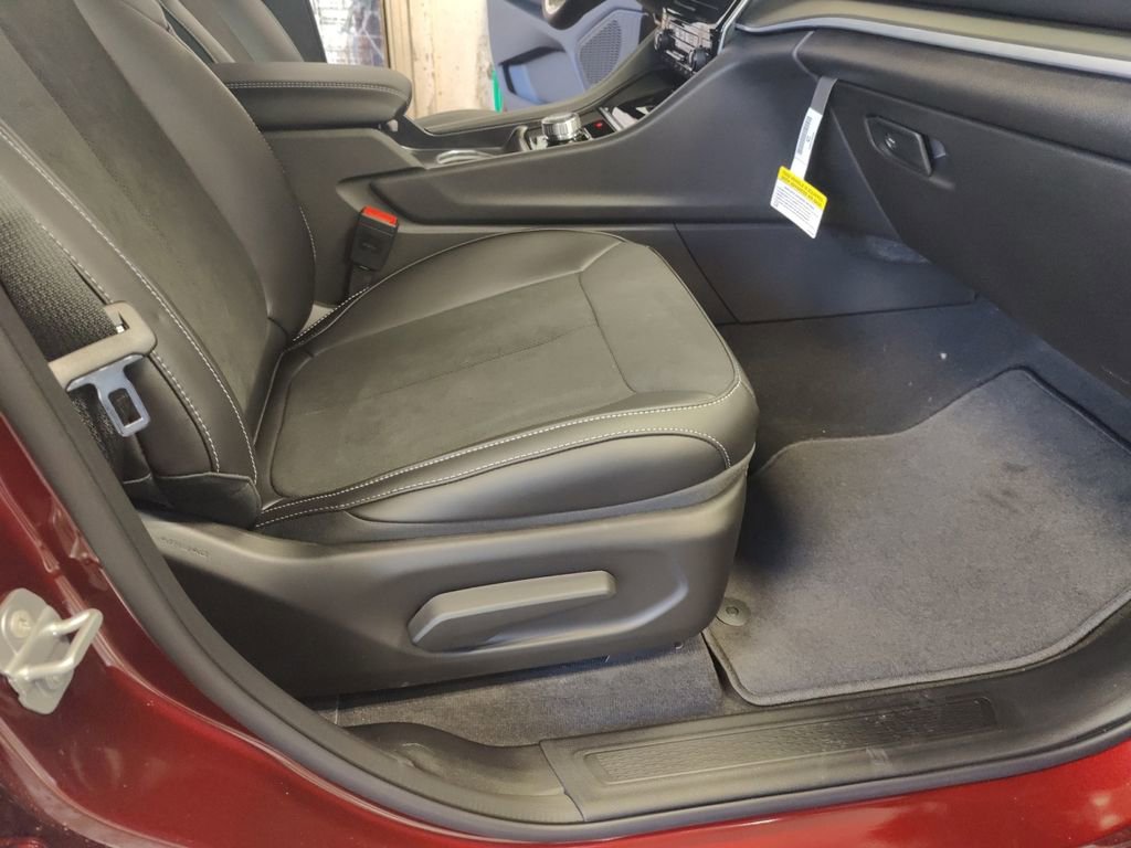 New 2025 Jeep Grand Cherokee Altitude image 32