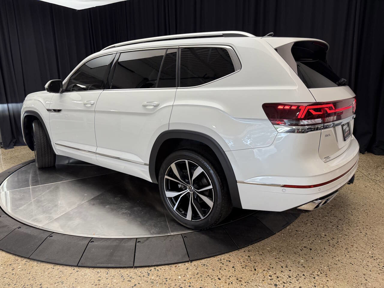 Used 2024 Volkswagen Atlas SEL Premium R-Line image 14