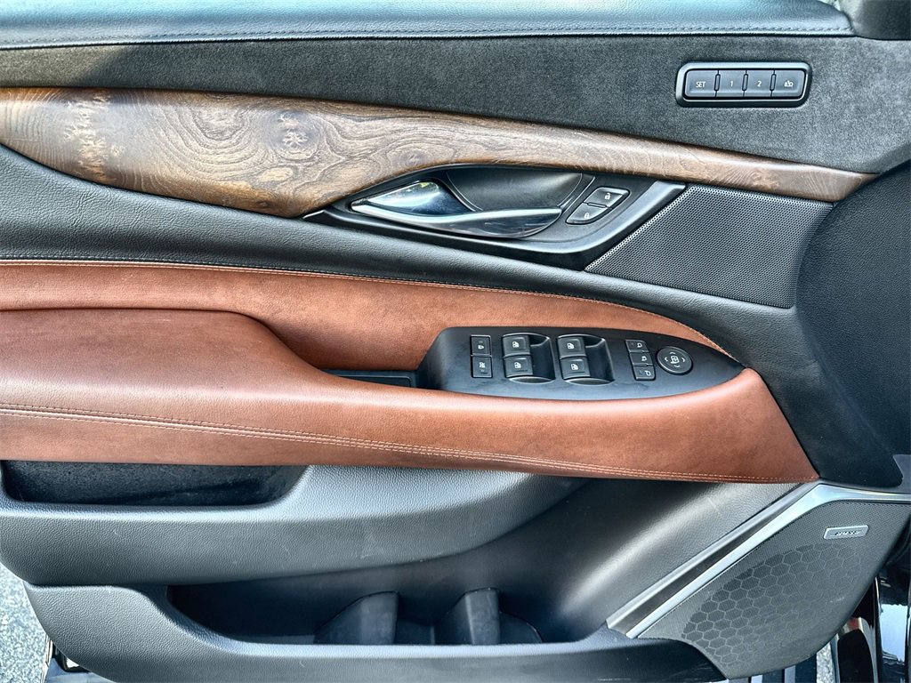 Used 2020 Cadillac Escalade Premium Luxury image 15