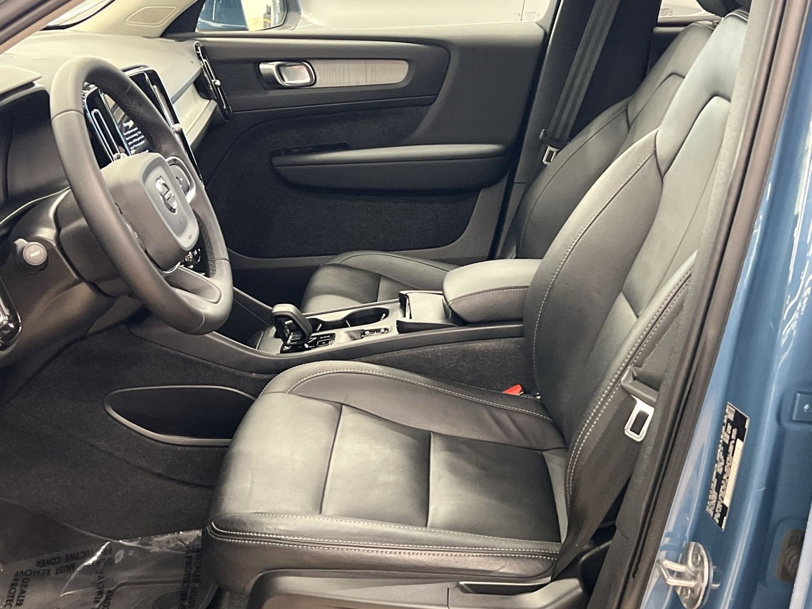 Used 2024 Volvo XC40 B5 Core w/ Climate Package image 12