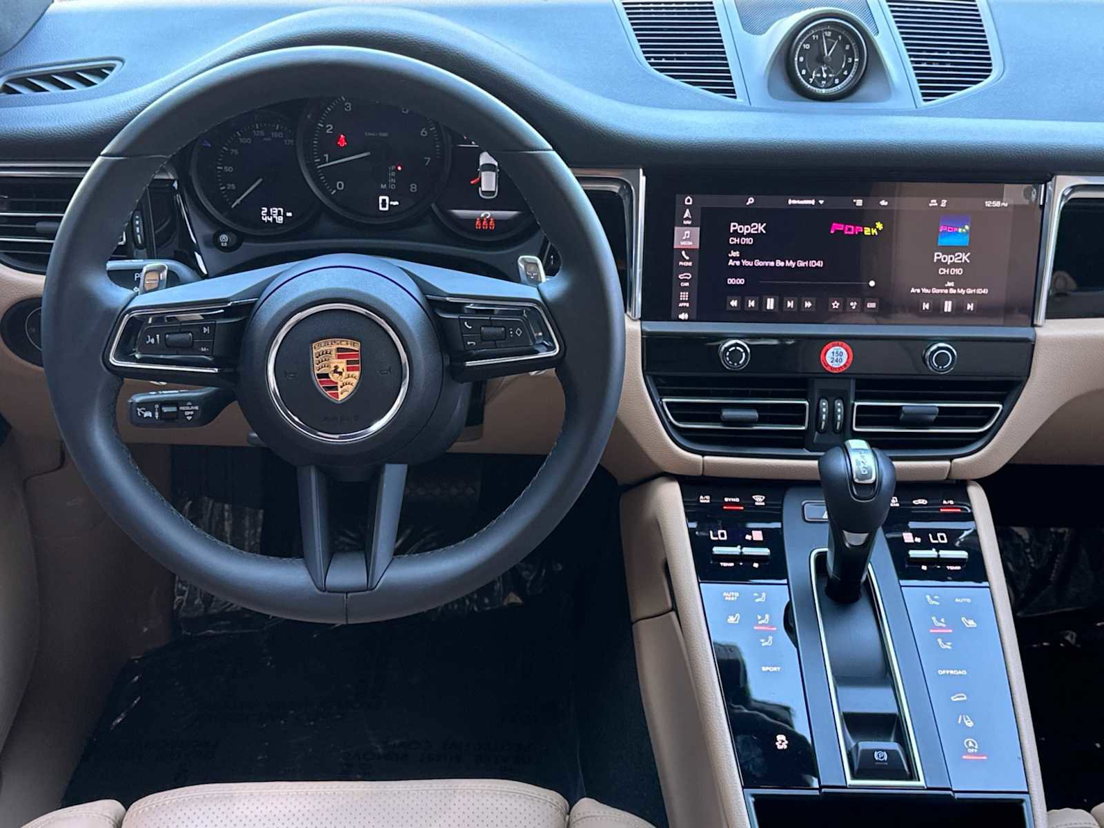 Used 2025 Porsche Macan AWD/4WD image 15