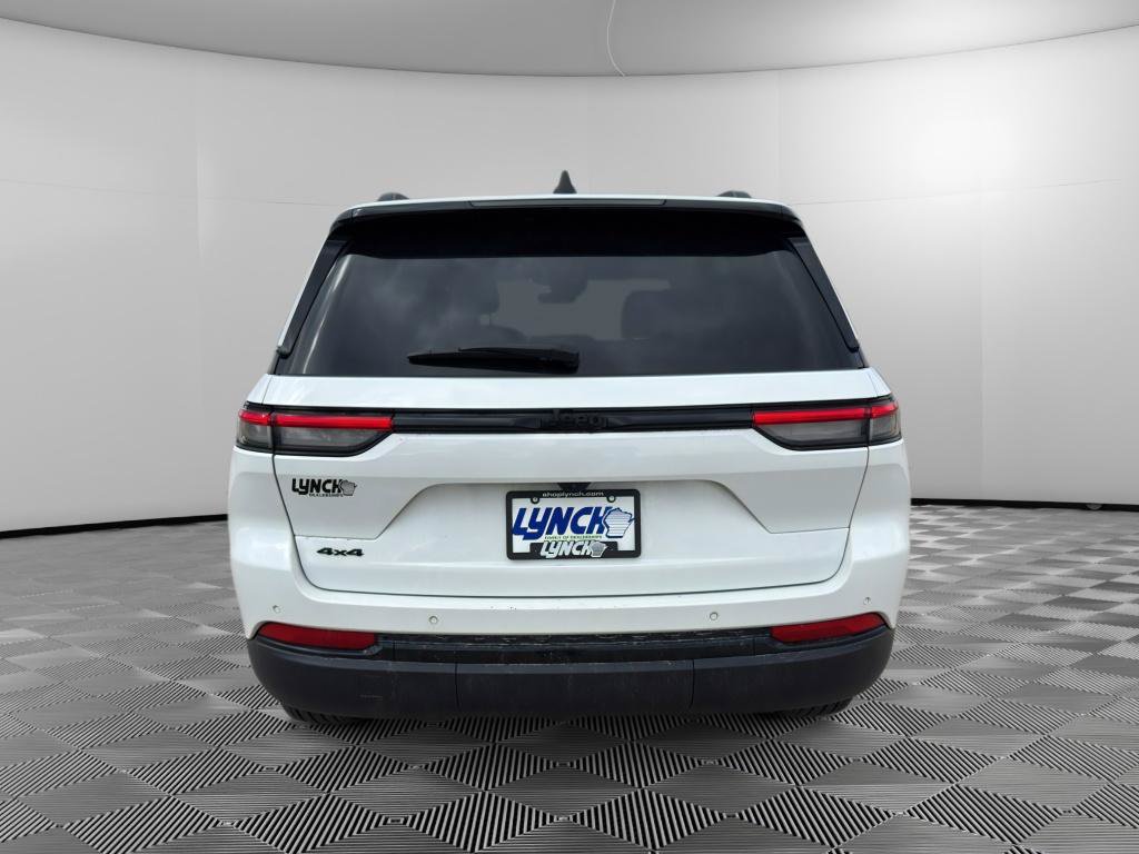 Used 2025 Jeep Grand Cherokee Altitude AWD/4WD image 4