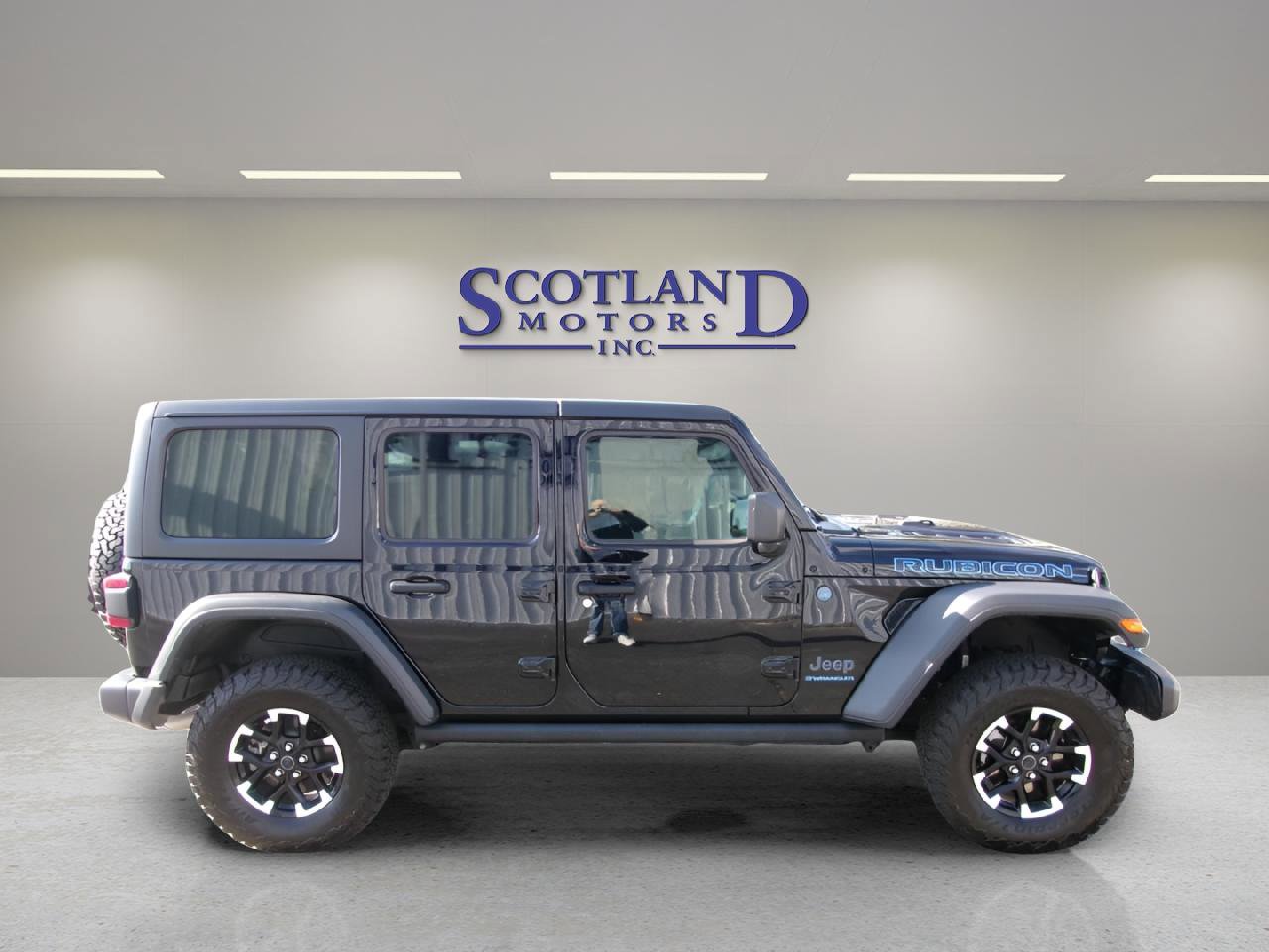 Used 2025 Jeep Wrangler Unlimited Rubicon 4xe w/ Safety Group AWD/4WD image 5