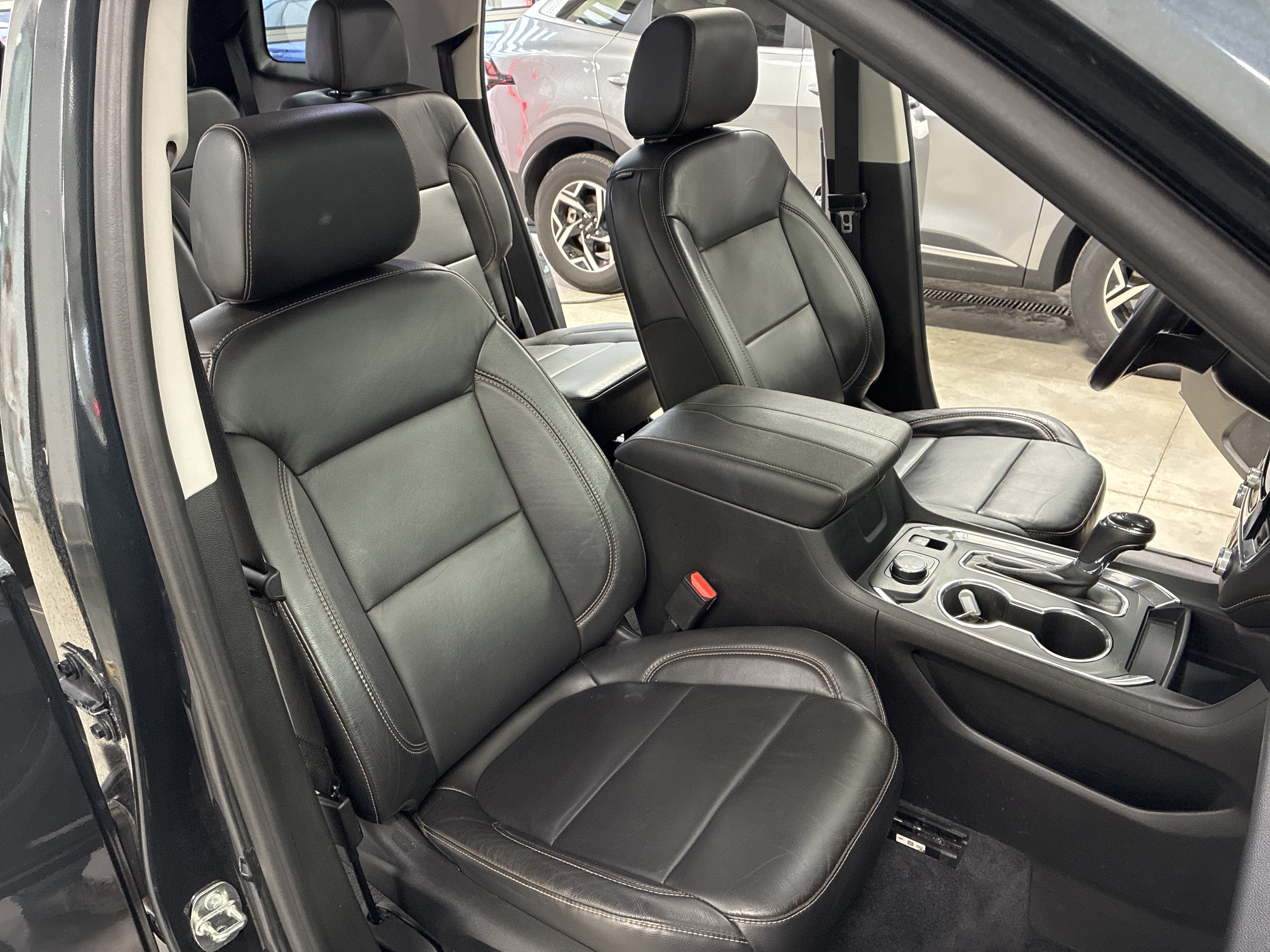 Used 2020 Chevrolet Traverse LT w/ LT Premium Package AWD/4WD image 16