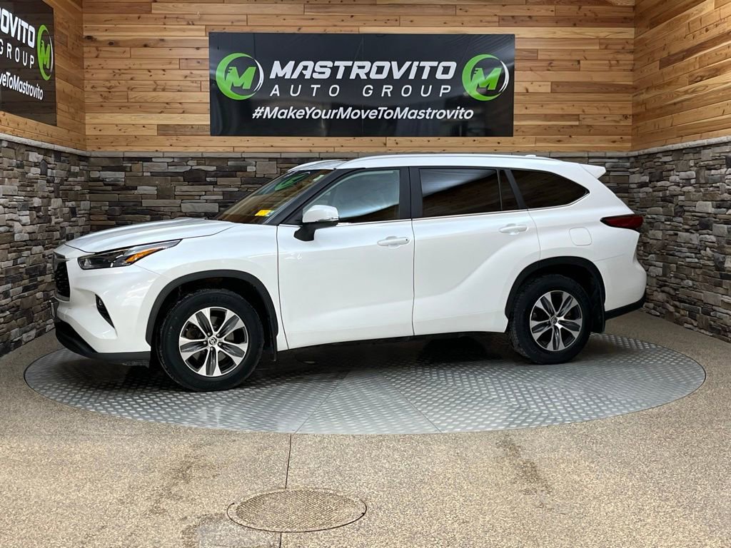 Used 2023 Toyota Highlander XLE AWD/4WD image 6