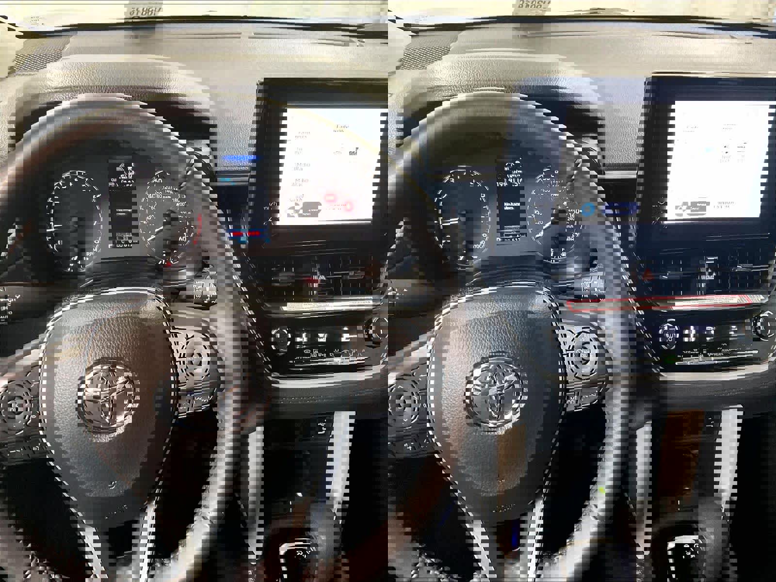 Used 2024 Toyota Corolla Cross LE image 19