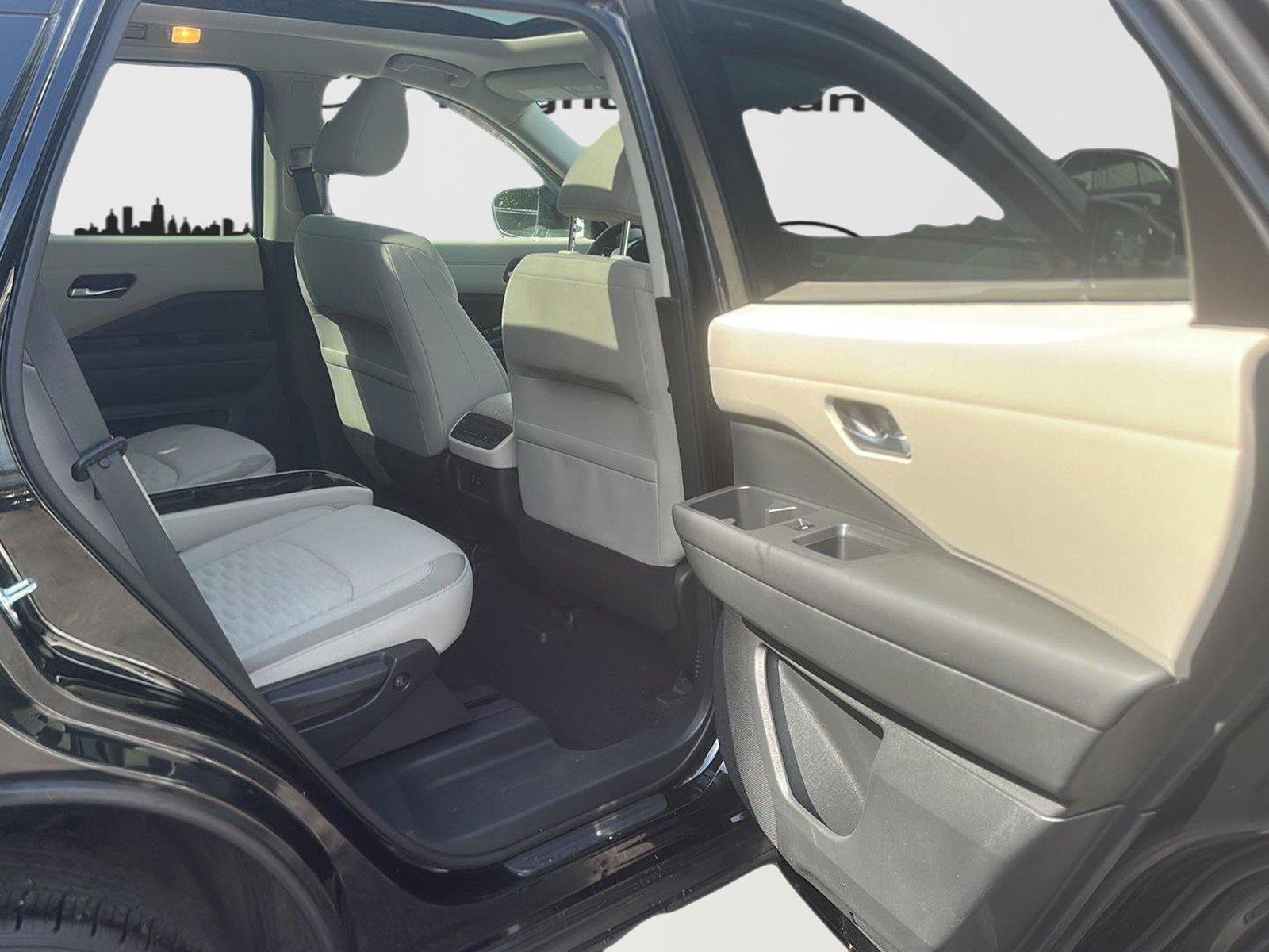Used 2022 Nissan Pathfinder SV w/ SV Premium Package AWD/4WD image 16