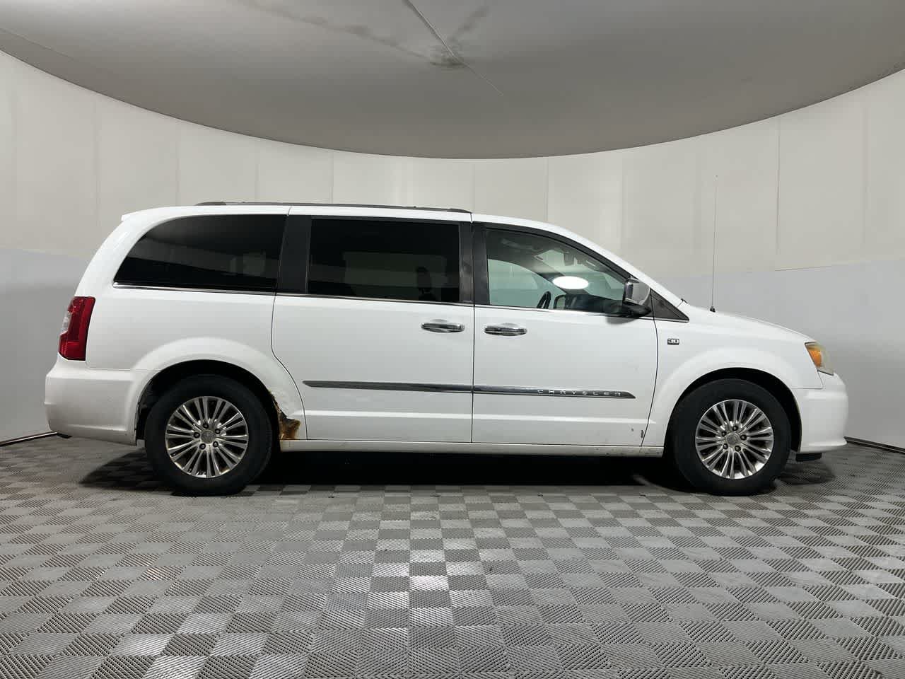 Used 2014 Chrysler Town & Country Touring-L FWD image 9