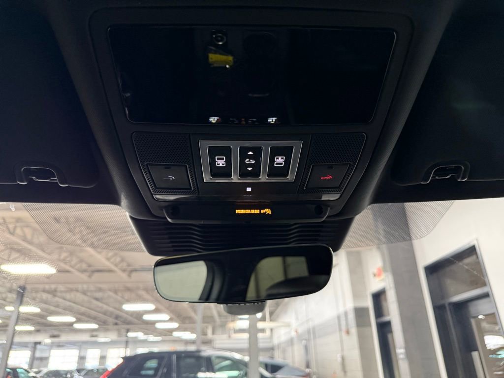 Used 2023 Land Rover Discovery Metropolitan Edition image 16