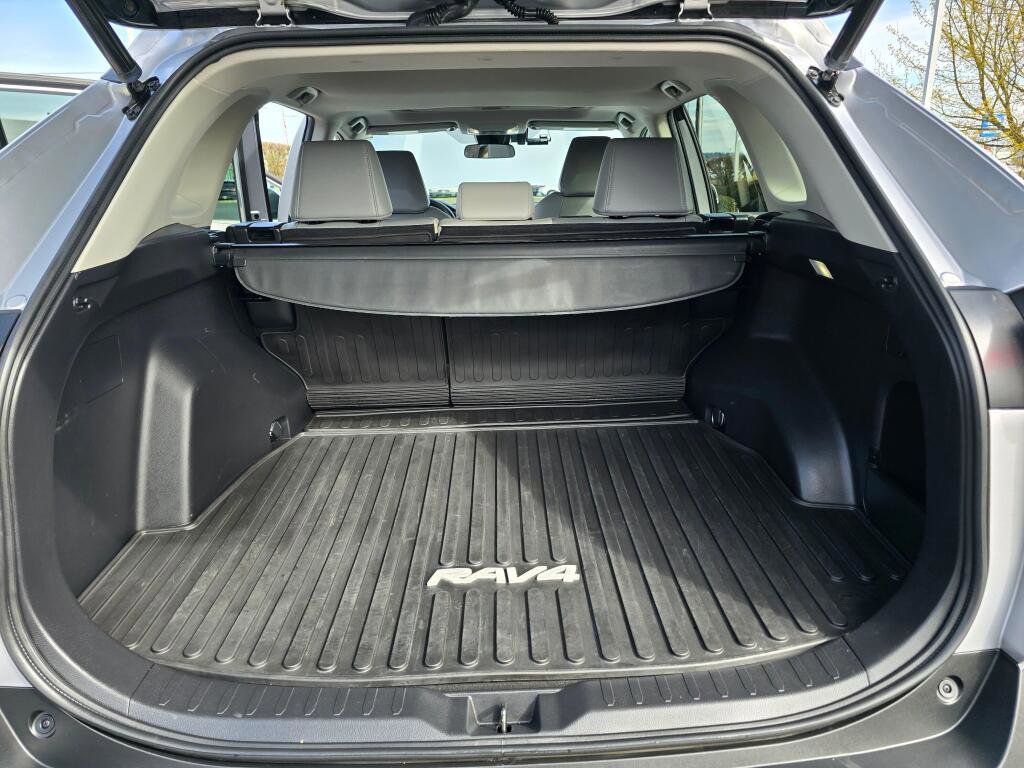 Used 2022 Toyota RAV4 XLE Premium image 11