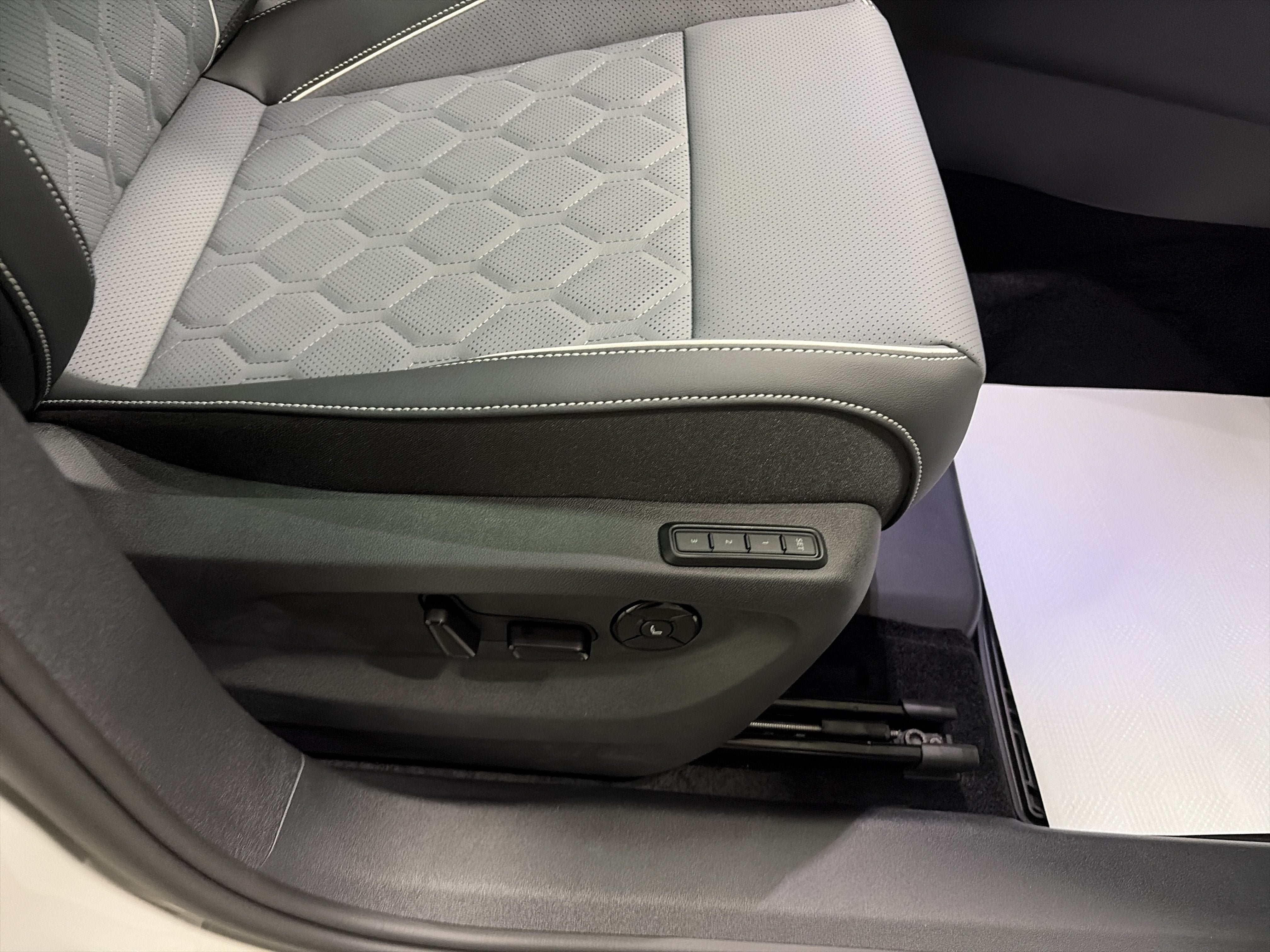 New 2026 Volkswagen Tiguan SEL R-Line AWD/4WD image 37