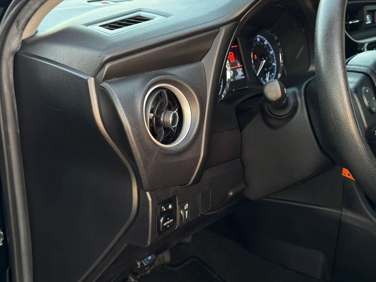 Used 2019 Toyota Corolla LE w/ Carpet Mat Package (TMS) FWD image 26